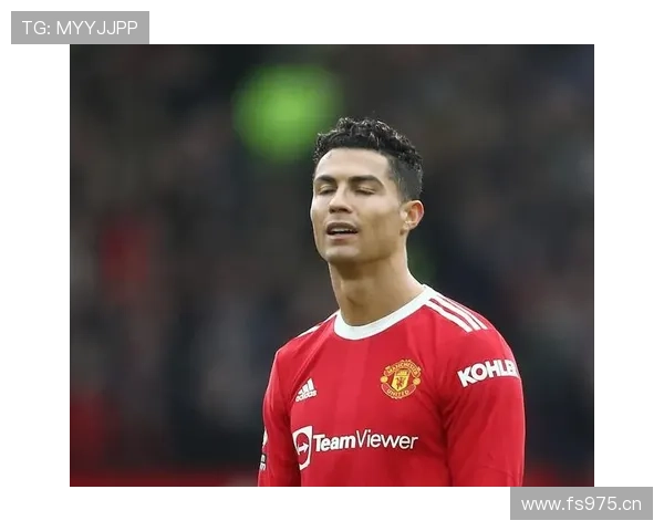 C罗刚送孩子上学，手拎的那只旅行袋让我怀疑人生