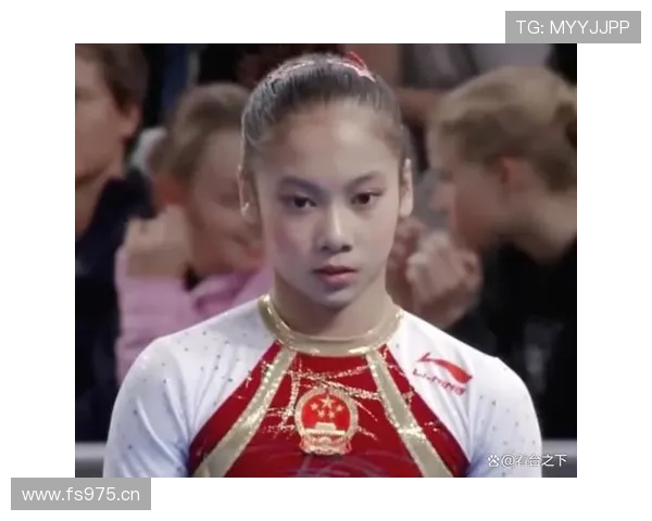 吴柳芳这身打扮像隔壁拎菜回家的阿姨，钱包气场却像刚刷爆信用卡，头皮发麻啊